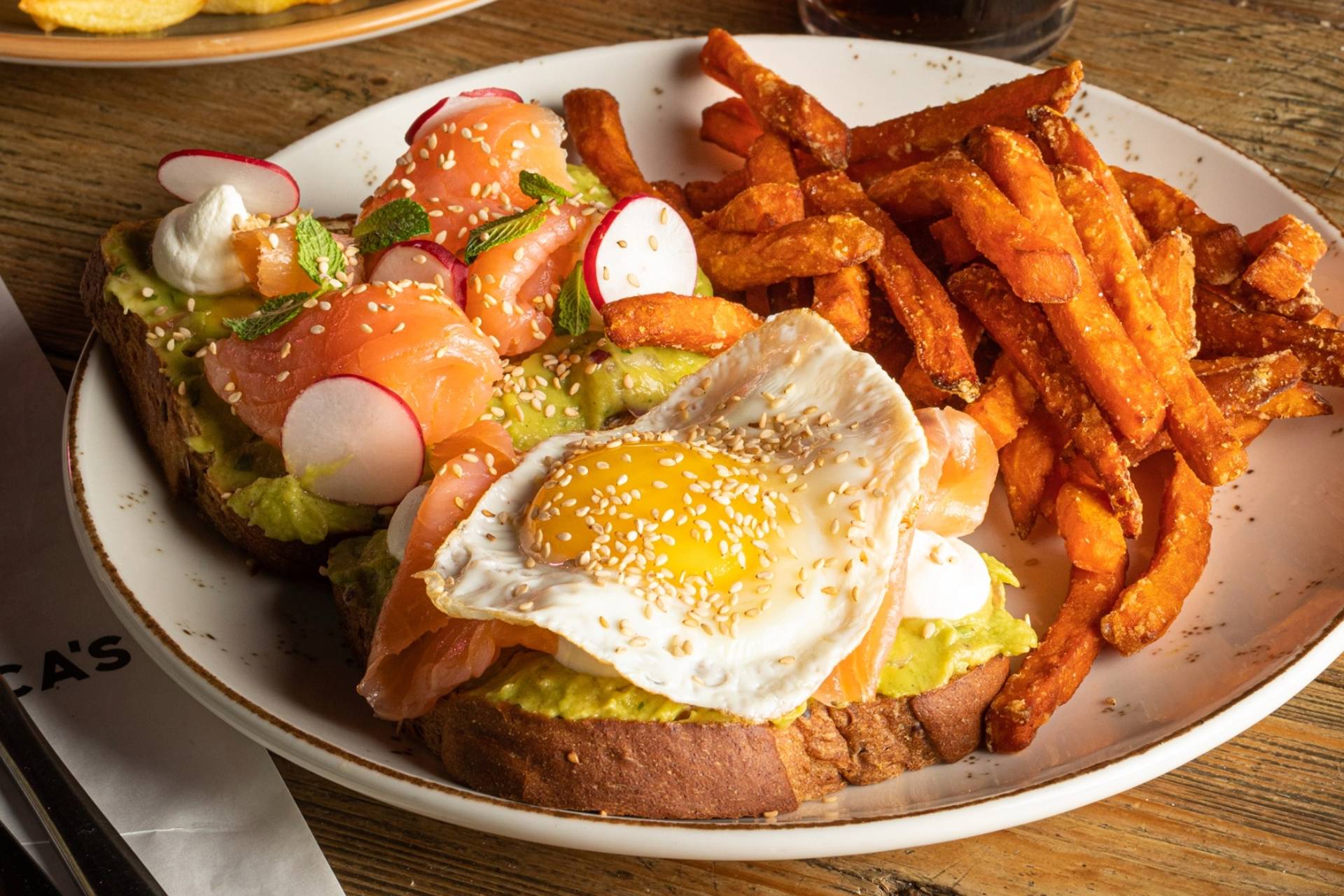 Avocado toast con uova e salmone