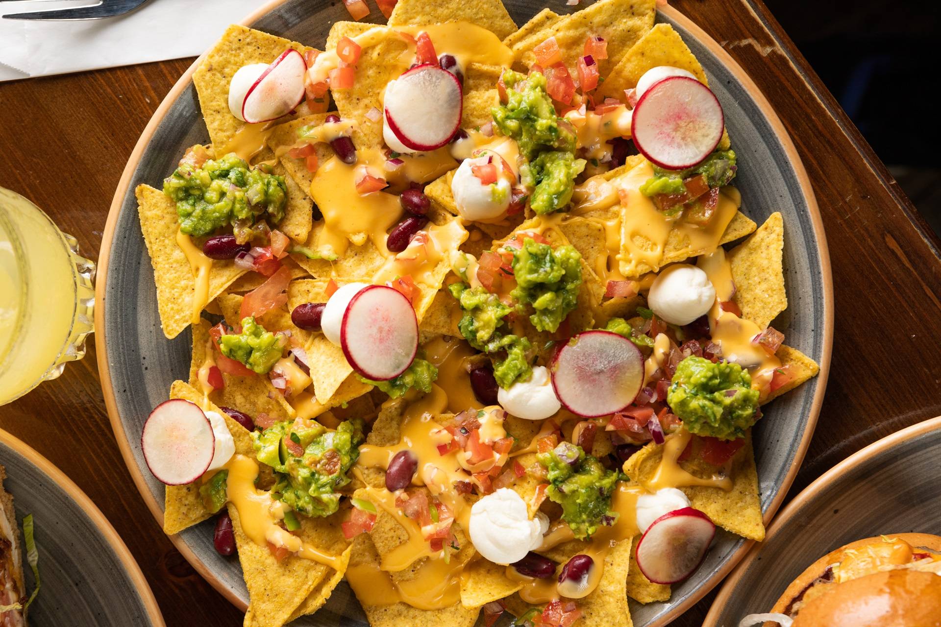 Nachos conditi con con pico del gallo e guacamole